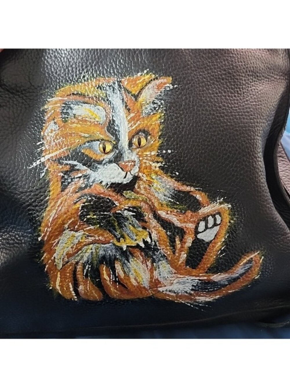 Liz Claiborne Black Pebbled Leather Shoulder Bag W OOAK Playful Kitten Artwork - Picture 7 of 7